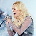Penampilan Carrie Underwood di Panggung CMA Awards 2012