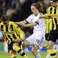 Luka Modric dikepung Pemain Borussia Dortmund