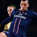 Zlatan Ibrahimovic Berebut Bola dengan Domagoj Vida