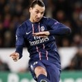 Zlatan Ibrahimovic Mencoba Menendang ke Arah Gawang