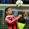 Alexandre Pato Mengontrol Bola di Udara