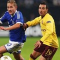 Lewis Holtby Berebut Bola dengan Santi Cazorla