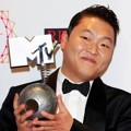 PSY Dapatkan Piala 'Best Video' di MTV EMA 2012