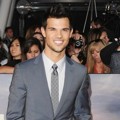 Taylor Lautner di Black Carpet Premiere 'Breaking Dawn 2'