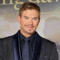 Kellan Lutz di Black Carpet Premiere 'Breaking Dawn 2'