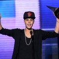 Justin Bieber Terima Piala Favorite Pop/Rock Album