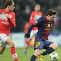 Lionel Messi Menghindari Kejaran Dmitri Kombarov