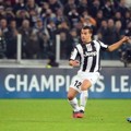 Artuto Vidal Berhasil Membobol Gawang Petr Cech