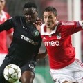 Victor Wanyama Berebut Bola dengan Nemanja Matic