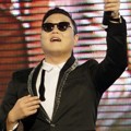 PSY Menyapa Fans yang Hadir Sebelum Konser Dimulai