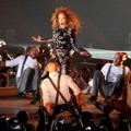Aksi Spektakuler Jennifer Lopez di Konser 'Dance Again World Tour'