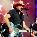 Jason Aldean Tampil di Konser Dick Clark's New Years Rockin' Eve