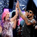 StayC dan Flo Rida Tampil di Konser Dick Clark's New Years Rockin' Eve
