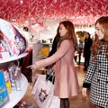 Tae Yeon dan Jessica Melihat Aksesoris yang Dijual