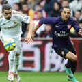 Theo Walcott Berebut Bola dengan Chico