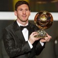 Lionel Messi Berfoto dengan Trofi Ballon d'Or ke-4