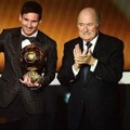 Lionel Messi Berfoto dengan Presidan FIFA Joseph Blatter