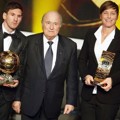 Lionel Messi dan Abby Wambach Berfoto Bersama dengan Joseph Blatter