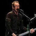 Aksi Scott Shriner Weezer di Konser 'Blue Album Night'