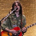 Aksi Brian Bell Weezer di Konser 'Blue Album Night'