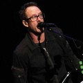 Aksi Scott Shriner Weezer di Konser 'Blue Album Night'
