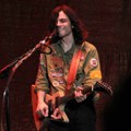 Aksi Brian Bell Weezer di Konser 'Blue Album Night'