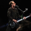 Aksi Scott Shriner Weezer di Konser 'Blue Album Night'