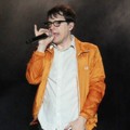 Aksi Rivers Cuomo Weezer di Konser 'Blue Album Night'