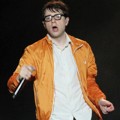 Aksi Rivers Cuomo Weezer di Konser 'Blue Album Night'