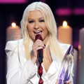 Christina Aguilera Terima Piala Peoples Voice Award