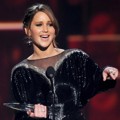 Jennifer Lawrence Terima Piala Favorite Movie Actress