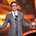 Robert Downey Jr. Terima Piala Favorite Movie Actor