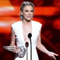Taylor SwiftTerima Piala Favorite Country Female Artist