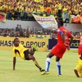 Nehemia Bill Solossa Menendang Bola ke Arah Gawang