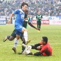 Kenji Adachihara Dihadang Kiper Persiwa Dwi Kuswanto