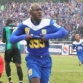 Herman Dzumafo Epandi Merayakan Keberhasilanya Mencetak Gol
