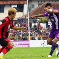 Lim Jun Sik Berebut Bola dengan Ledi Utomo