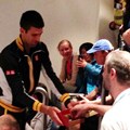 Novak Djokovic Saat Membagikan Coklat pada Wartawan