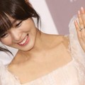 Sunye Wonder Memamerkan Cincin Pernikahannya