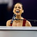 Aksi Alicia Keys di Konser Super Bowl 2013