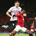 Nani Mempertahankan Bola dari Serangan John Arne Riise