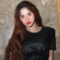 Dewi Persik Ditemui Seusai Acara Musik 'Keren' TVRI