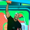 Dwayne Johnson Raih Piala Favorite Male Buttkicker