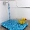 Patung Kancing Suasana Kamar Mandi dengan Bebek Karet