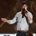 Taylor Lautner Raih Piala Best Shirtless Performance