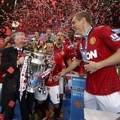 Alex Ferguson Menerima Trofi Kemenangan Manchester United