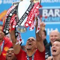 Rio Ferdinand Angkat Trofi Kemenangan Manchester United