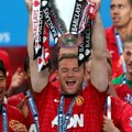 Wayne Rooney Angkat Trofi Kemenangan Manchester United