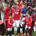 Ryan Giggs dan Rio Ferdinand Merayakan Kemenangan Bersama Keluarga