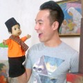 Daniel Mananta Saat Berfoto Bersama Boneka 'Si Unyil'